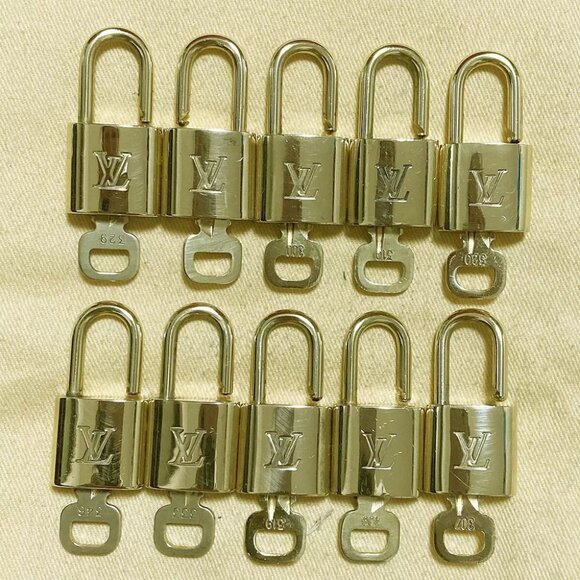 LOUIS VUITTON LV 10 SET PADLOCK KEY CHARM CADENA GOLD-PLATED FRANCE - Picture 1 of 4
